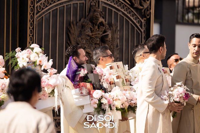 Toàn cảnh đám cưới xa hoa của Tiên Nguyễn: Cô dâu đeo kim cương, ngồi Rolls-Royce về nhà chồng, Hà Tăng và cả gia đình tỷ phú góp mặt!- Ảnh 19.