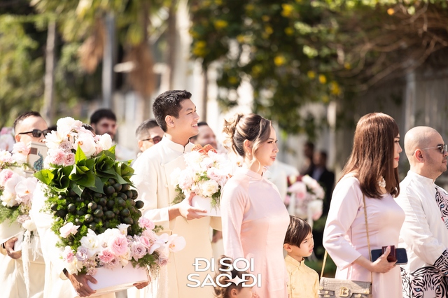 Toàn cảnh đám cưới xa hoa của Tiên Nguyễn: Cô dâu đeo kim cương, ngồi Rolls-Royce về nhà chồng, Hà Tăng và cả gia đình tỷ phú góp mặt!- Ảnh 23.