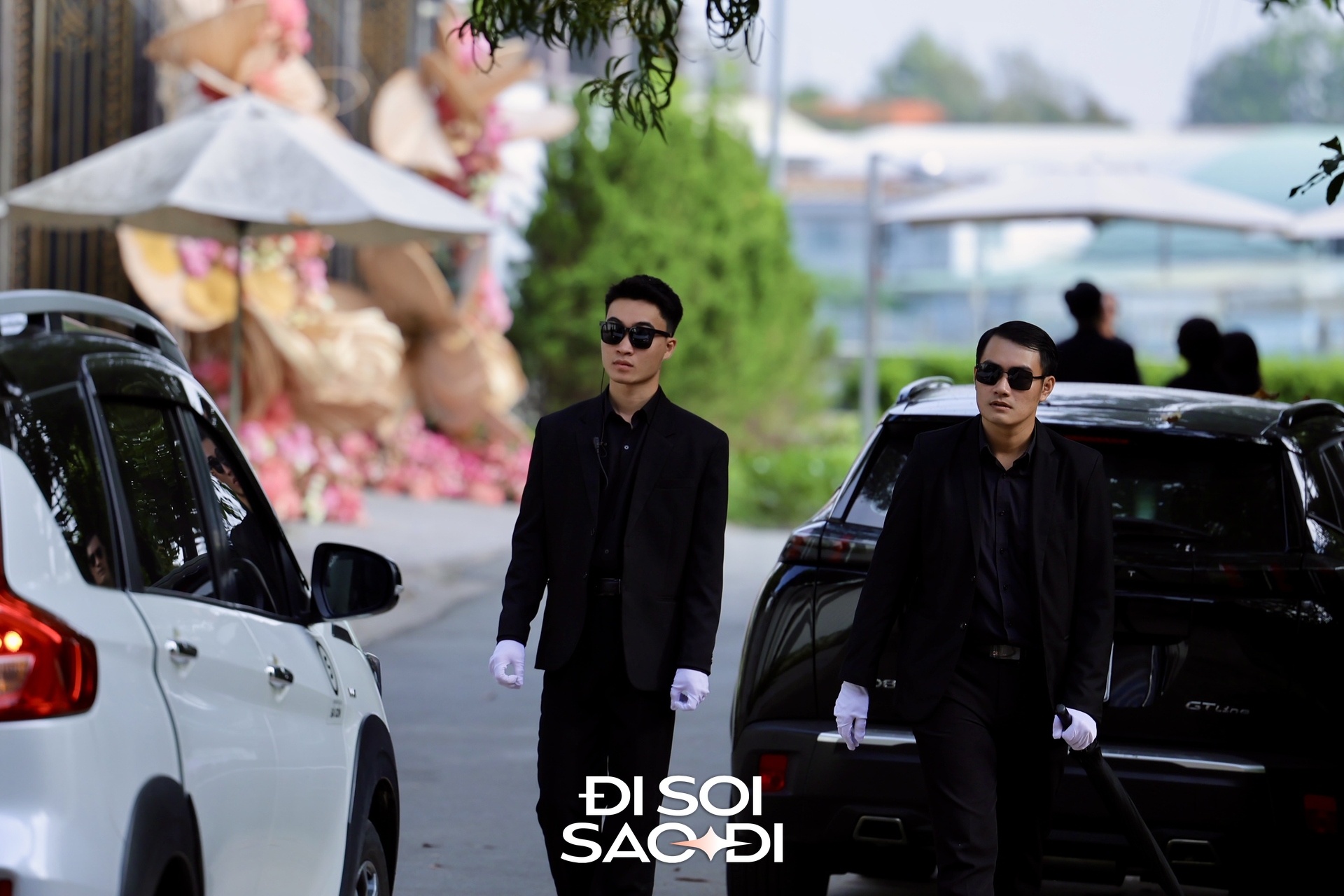 Toàn cảnh đám cưới xa hoa của Tiên Nguyễn: Cô dâu đeo kim cương, ngồi Rolls-Royce về nhà chồng, Hà Tăng và cả gia đình tỷ phú góp mặt!- Ảnh 28.