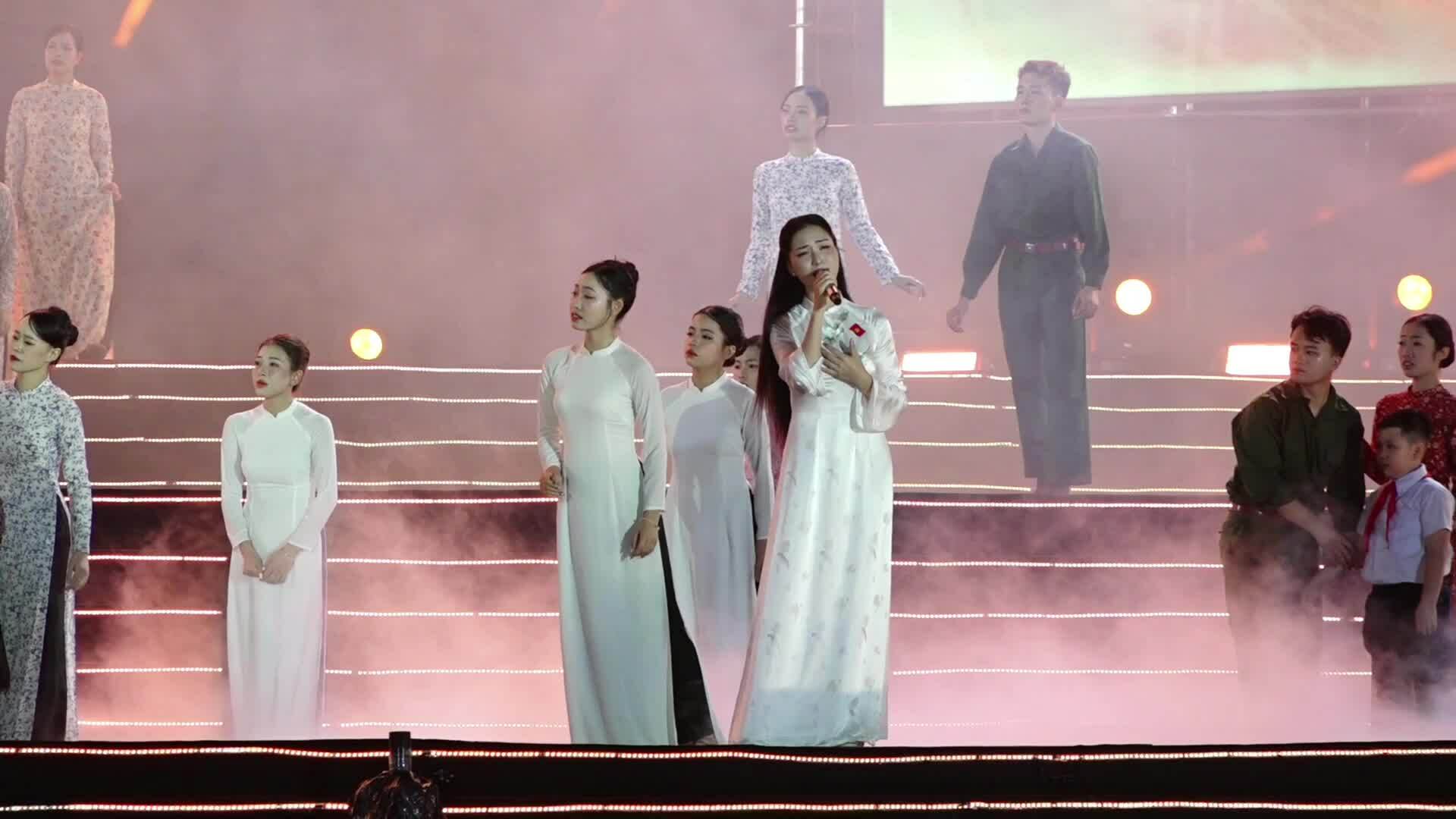 Hòa Minzy hát 'Nỗi đau giữa hòa bình'