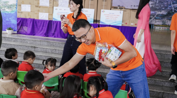 Đại diện Tập đoàn FPT tặng quà cho các em học sinh tại điểm Đông Phong, trường Mầm non Kỳ Thịnh. Ảnh: Ngân Trần