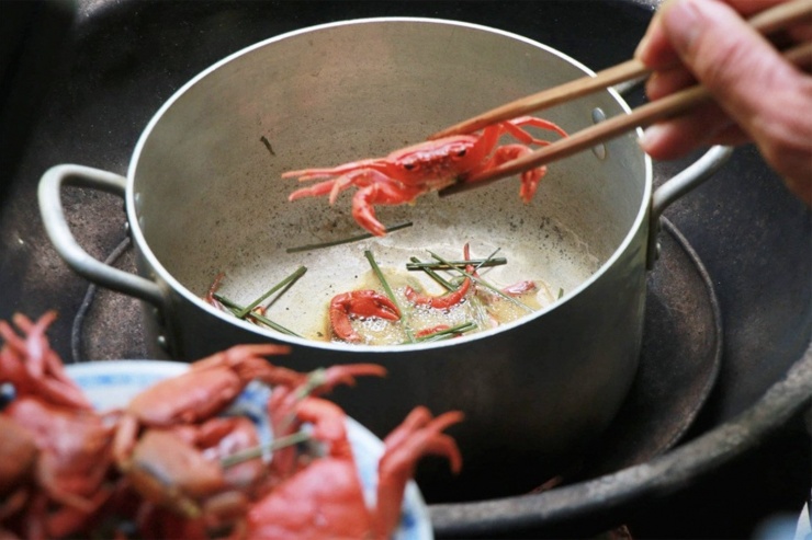 Cua núi được chế biến thành nhiều món hấp dẫn như luộc, rang me, rang muối…. Nhưng dù chế biến bằng cách nào, thịt cua vẫn giữ được hương vị tự nhiên, khiến thực khách đến núi Cấm một lần là nhớ mãi. Ảnh: T.Q