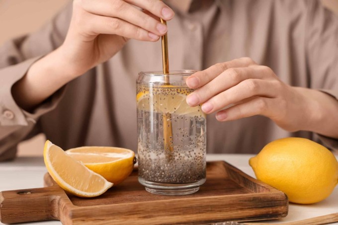 10 thay đổi nhỏ giúp giảm mỡ nội tạng hiệu quả, bền vững 3 Thêm một muỗng cà phê hạt chia vào khẩu phần hàng ngày giúp giảm mỡ nội tạng.