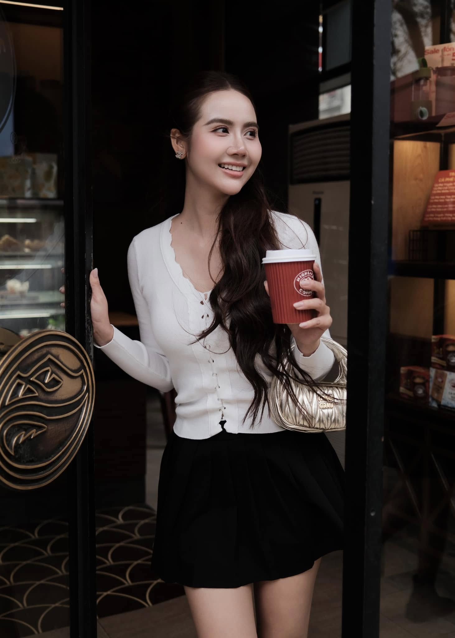 Phong cách Huyền Lizzie: Đơn giản mà sang cho mùa đông thêm ấn tượng - Ảnh 7. Phong cách Huyền Lizzie: Đơn giản mà sang cho mùa đông thêm ấn tượng - Ảnh 7.