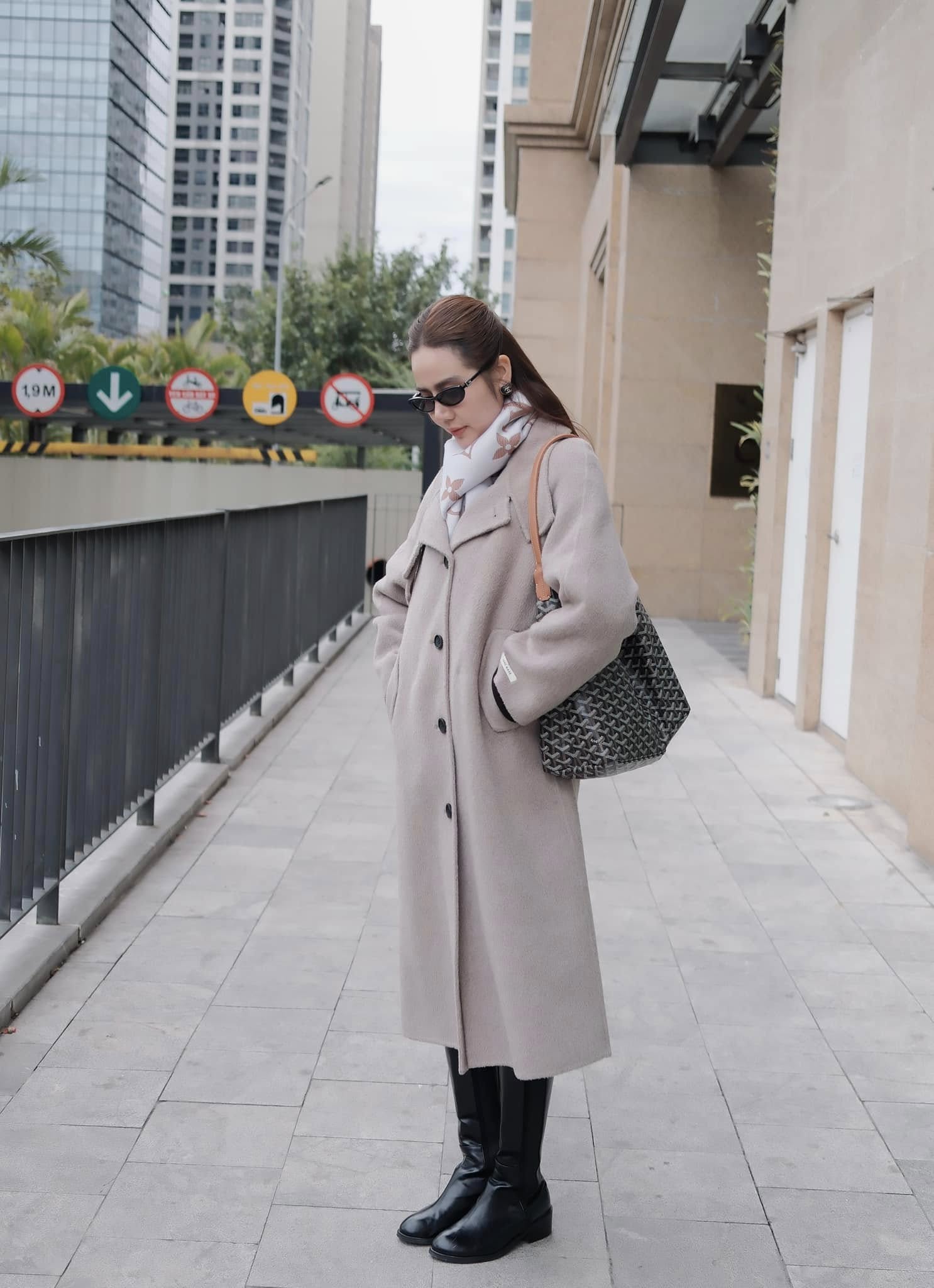 Phong cách Huyền Lizzie: Đơn giản mà sang cho mùa đông thêm ấn tượng - Ảnh 8. Phong cách Huyền Lizzie: Đơn giản mà sang cho mùa đông thêm ấn tượng - Ảnh 8.