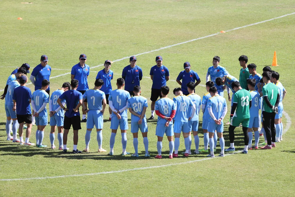 Tiền vệ Xuân Bắc đã trở lại sân tập với đồng đội, mang tin vui đến cho thầy Kim. Ảnh: ANH PHƯƠNG. u-22-viet-nam-tang-toc-hlv-kim-sang-sik-nhan-tin-vui (2).jpg