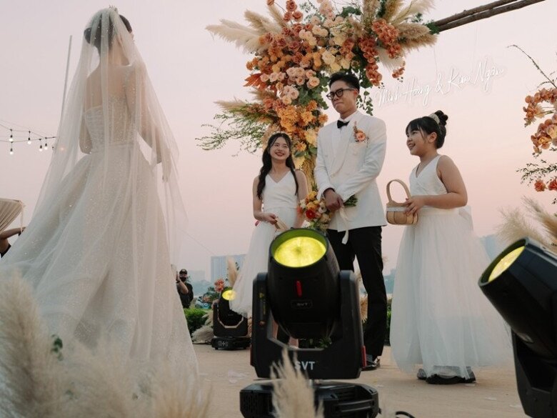 "Tình trẻ" một thời của Quỳnh Nga đón con đầu lòng sau 1 năm cưới, được 2 con riêng của vợ yêu quý 3 2 con gái riêng của Kim Ngân khiến mọi người xúc động khi bày tỏ tình cảm yêu thương.