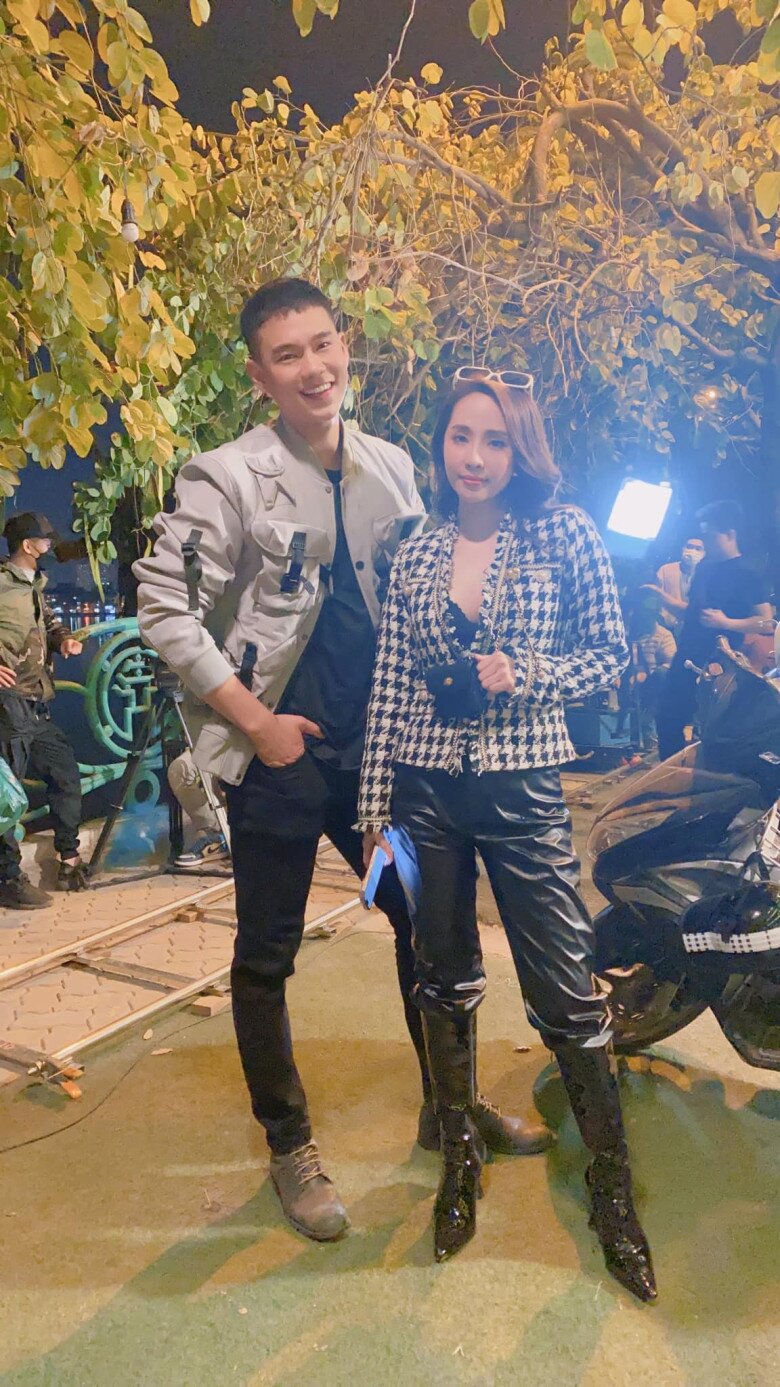 "Tình trẻ" một thời của Quỳnh Nga đón con đầu lòng sau 1 năm cưới, được 2 con riêng của vợ yêu quý 8 Minh Hoàng và Quỳnh Nga trên phim trường.