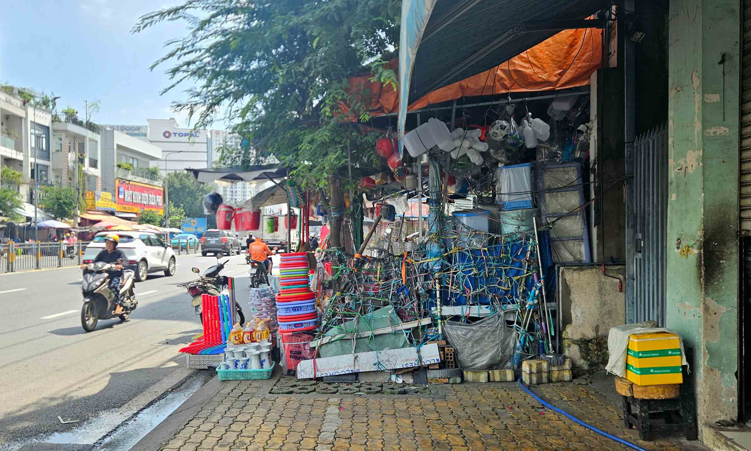 Để vỉa hè, lòng đường ở TP.HCM không bị 'nuốt chửng' 2 Để vỉa hè, lòng đường ở TP.HCM không bị “nuốt chửng” - Ảnh 2.