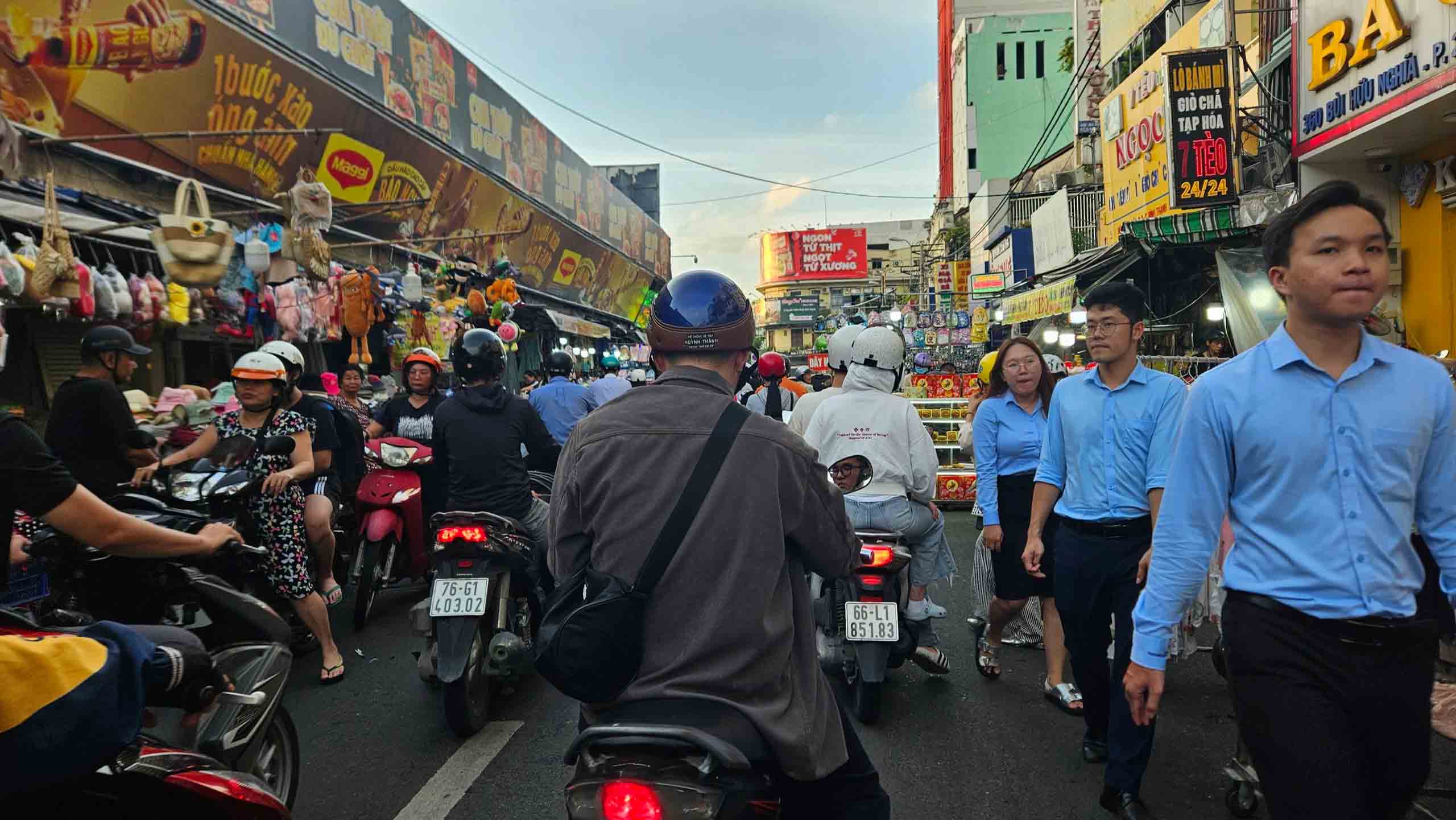 Để vỉa hè, lòng đường ở TP.HCM không bị 'nuốt chửng' 3 Để vỉa hè, lòng đường ở TP.HCM không bị “nuốt chửng” - Ảnh 3.