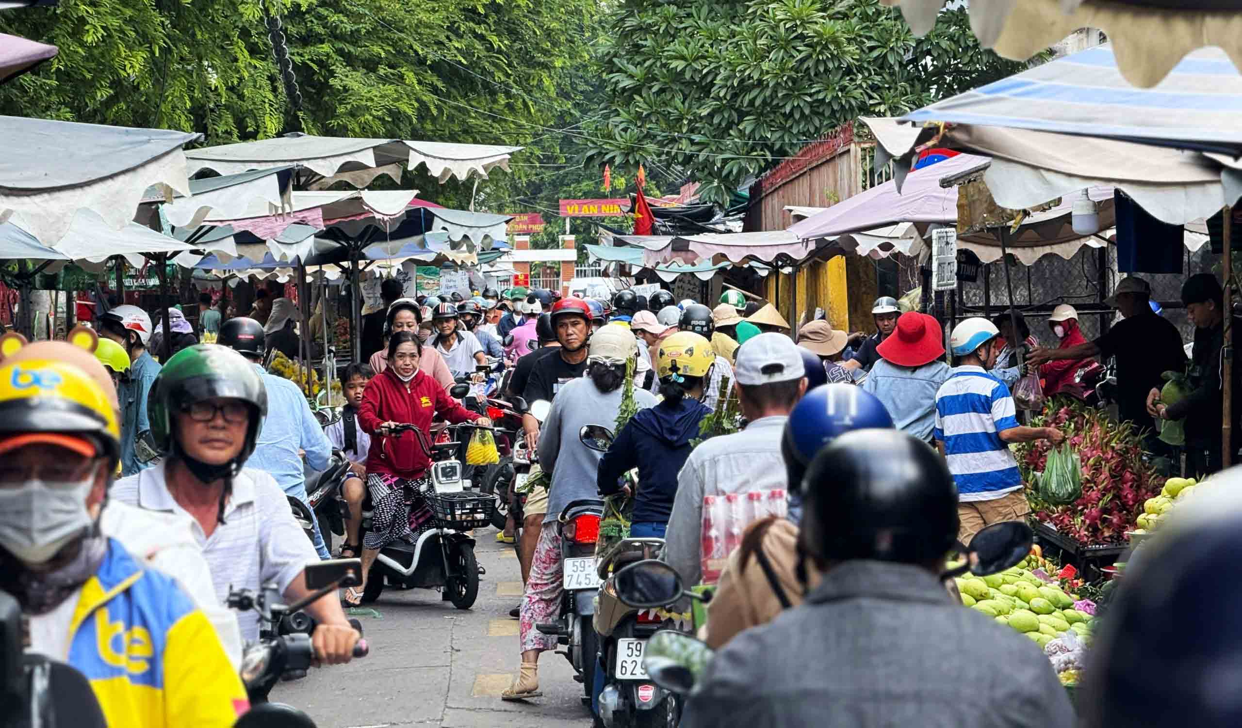 Để vỉa hè, lòng đường ở TP.HCM không bị 'nuốt chửng' 4 Để vỉa hè, lòng đường ở TP.HCM không bị “nuốt chửng” - Ảnh 4.
