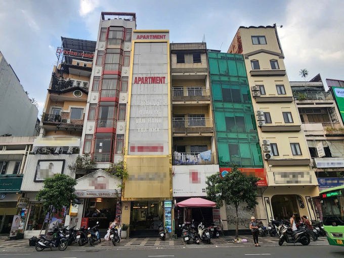 Nhiều nhà ống cao tầng trên đường Lê Lai, phường Bến Thành, lắp biểu hiệu hoặc cửa kính che lắp ban công, cửa sổ. Ảnh: Đình Văn