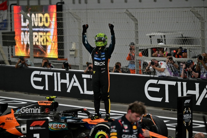 Norris đứng lên trên xe McLaren sau khi về ba ở Grand Prix Abu Dhabi, qua đó lên ngôi vô địch thế giới F1 mùa 2025 ngày 7/12. Ảnh: AFP