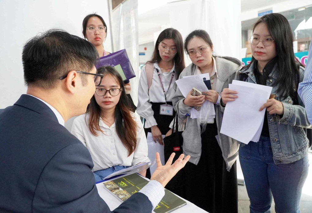 Cầm hồ sơ dày đặc chữ đi xin việc, sinh viên nhận bài học đắt giá - 4