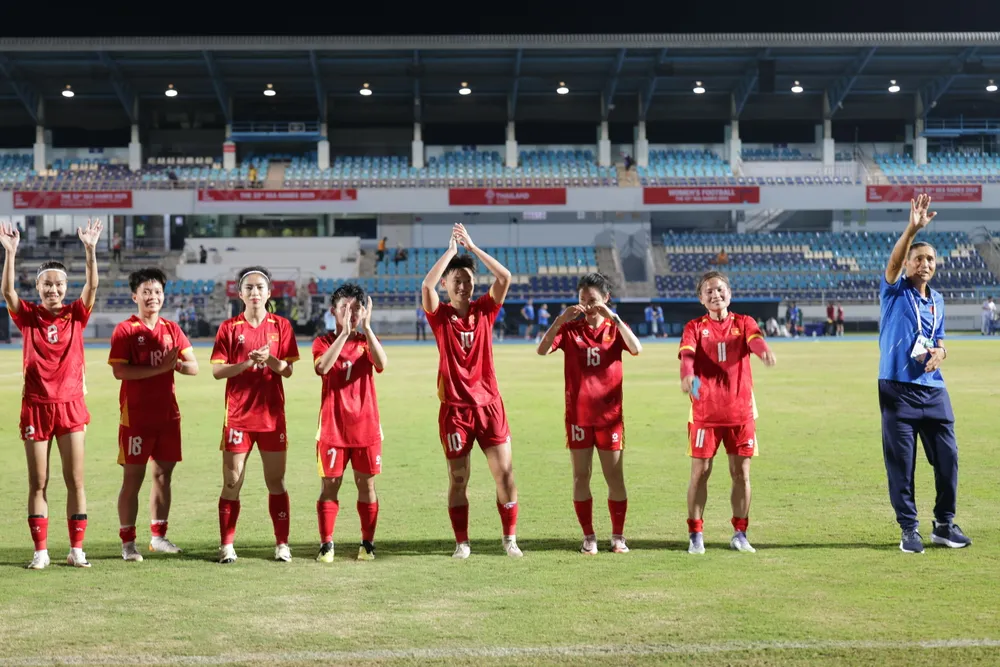 HLV Mai Đức Chung bảo toàn lực lượng sau cơn mưa gôn vào lưới Malaysia. Ảnh: ANH PHƯƠNG. tuyen-viet-nam-roi-vao-the-tu-chien-voi-philippines (3).jpg