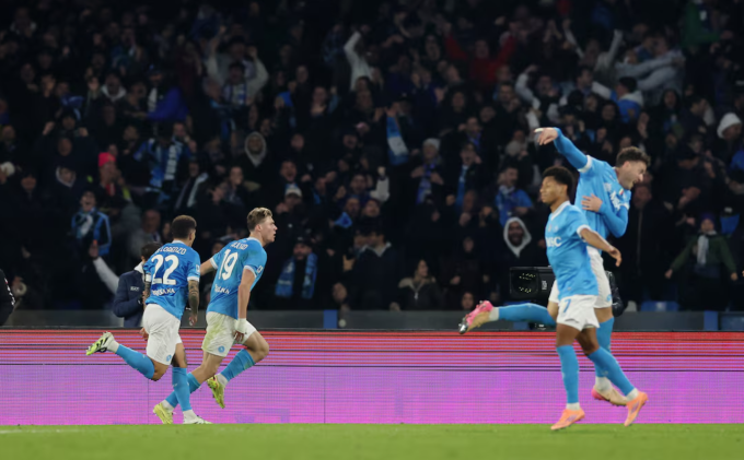 Các cầu thủ Napoli mừng bàn của Hojlund. Ảnh: Reuters