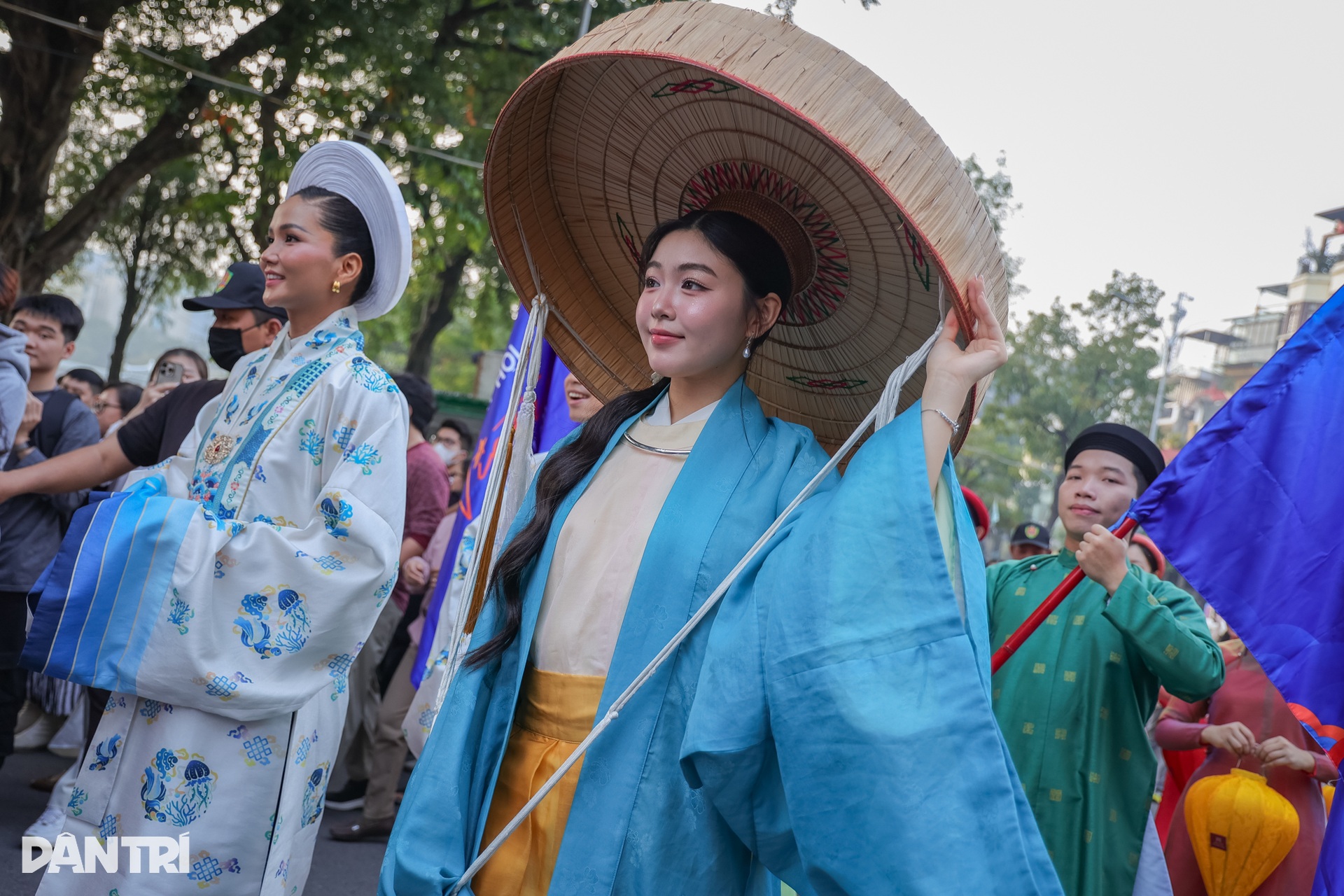 Lọ Lem xinh đẹp, khí chất như tiểu thư quyền quý trên phố đi bộ Hồ Gươm - 3 Lọ Lem xinh đẹp, khí chất như tiểu thư quyền quý trên phố đi bộ Hồ Gươm - 3