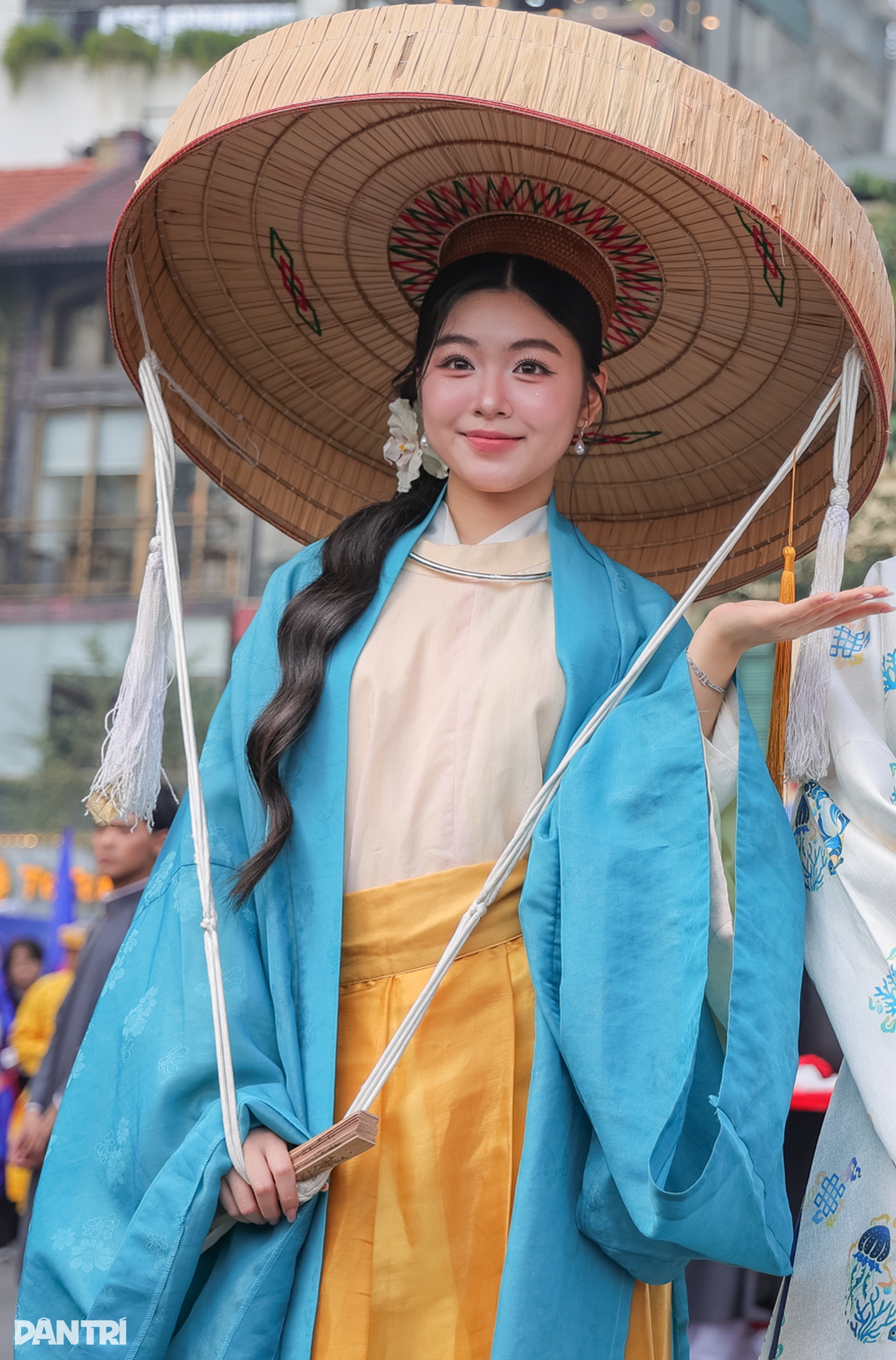 Lọ Lem xinh đẹp, khí chất như tiểu thư quyền quý trên phố đi bộ Hồ Gươm - 2 Lọ Lem xinh đẹp, khí chất như tiểu thư quyền quý trên phố đi bộ Hồ Gươm - 2