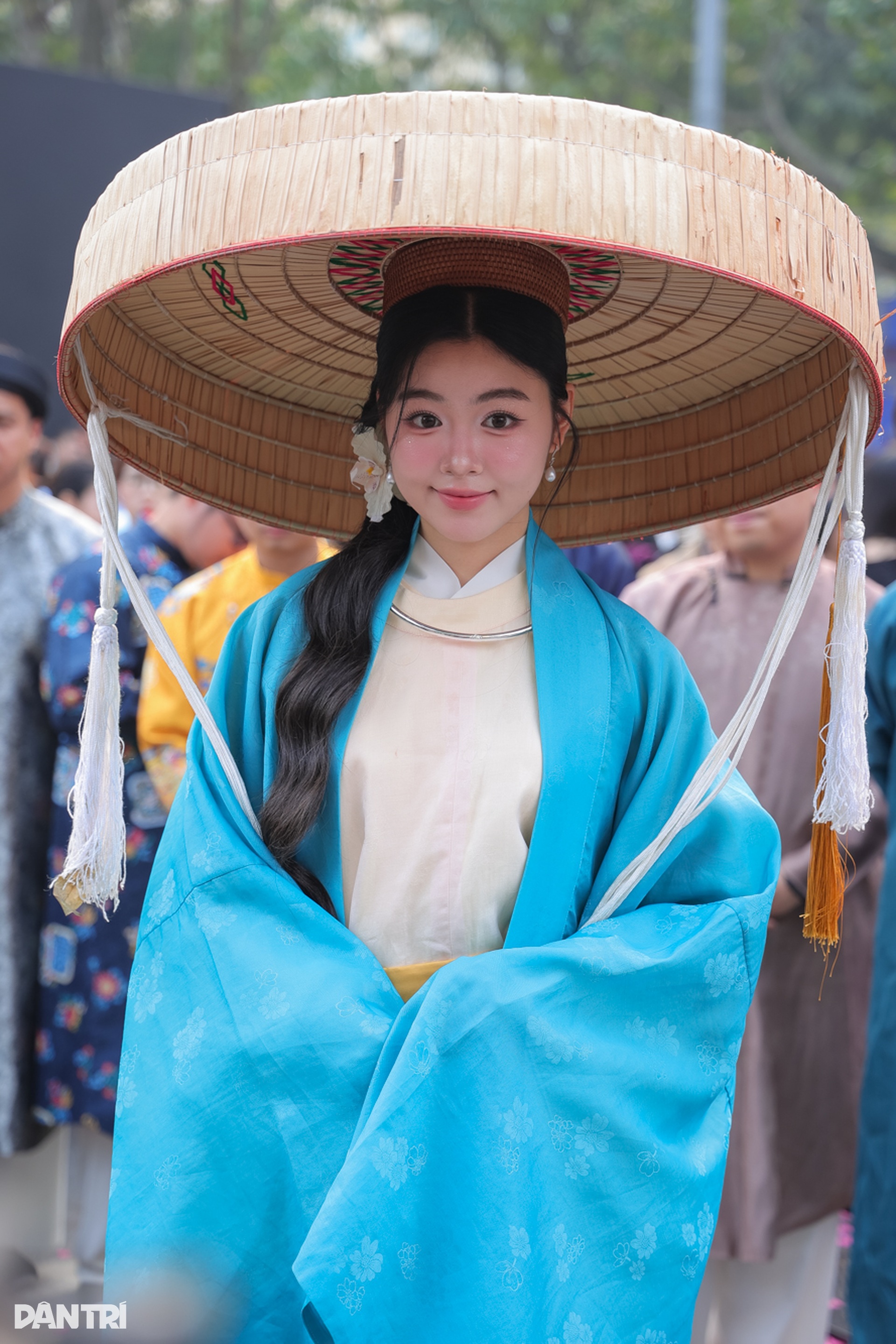 Lọ Lem xinh đẹp, khí chất như tiểu thư quyền quý trên phố đi bộ Hồ Gươm - 4 Lọ Lem xinh đẹp, khí chất như tiểu thư quyền quý trên phố đi bộ Hồ Gươm - 4