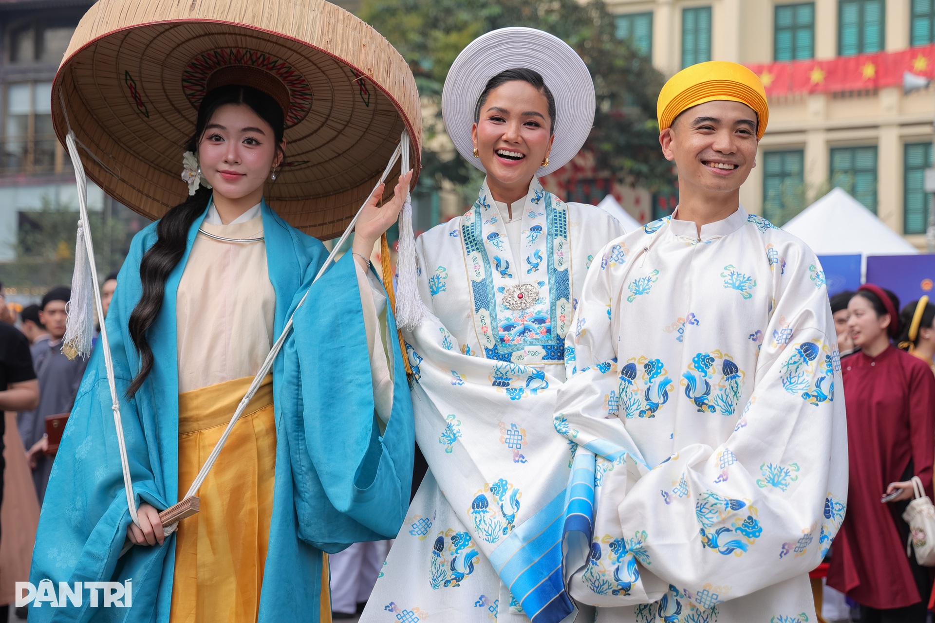 Lọ Lem xinh đẹp, khí chất như tiểu thư quyền quý trên phố đi bộ Hồ Gươm - 5 Lọ Lem xinh đẹp, khí chất như tiểu thư quyền quý trên phố đi bộ Hồ Gươm - 5