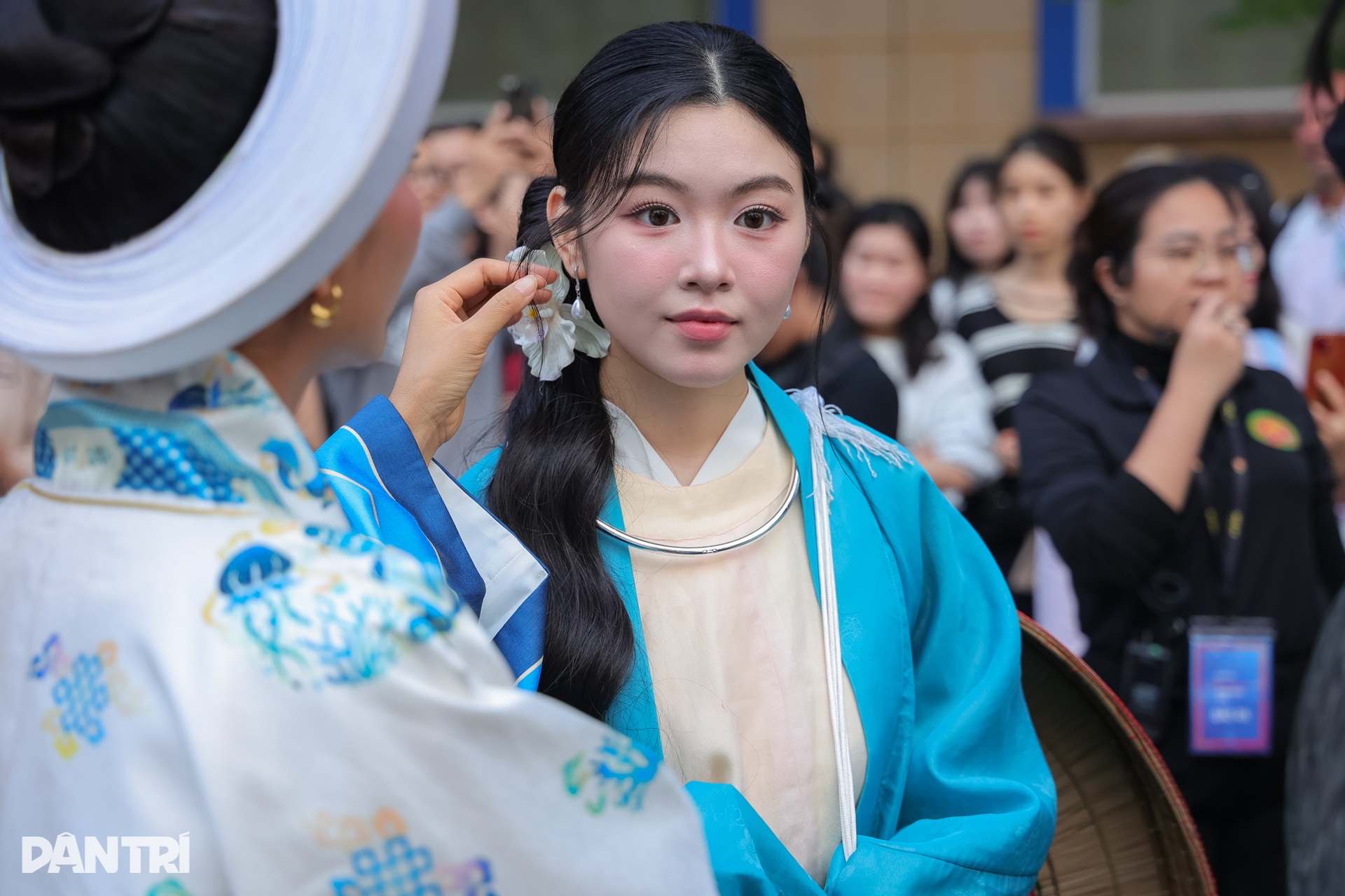 Lọ Lem xinh đẹp, khí chất như tiểu thư quyền quý trên phố đi bộ Hồ Gươm - 6 Lọ Lem xinh đẹp, khí chất như tiểu thư quyền quý trên phố đi bộ Hồ Gươm - 6