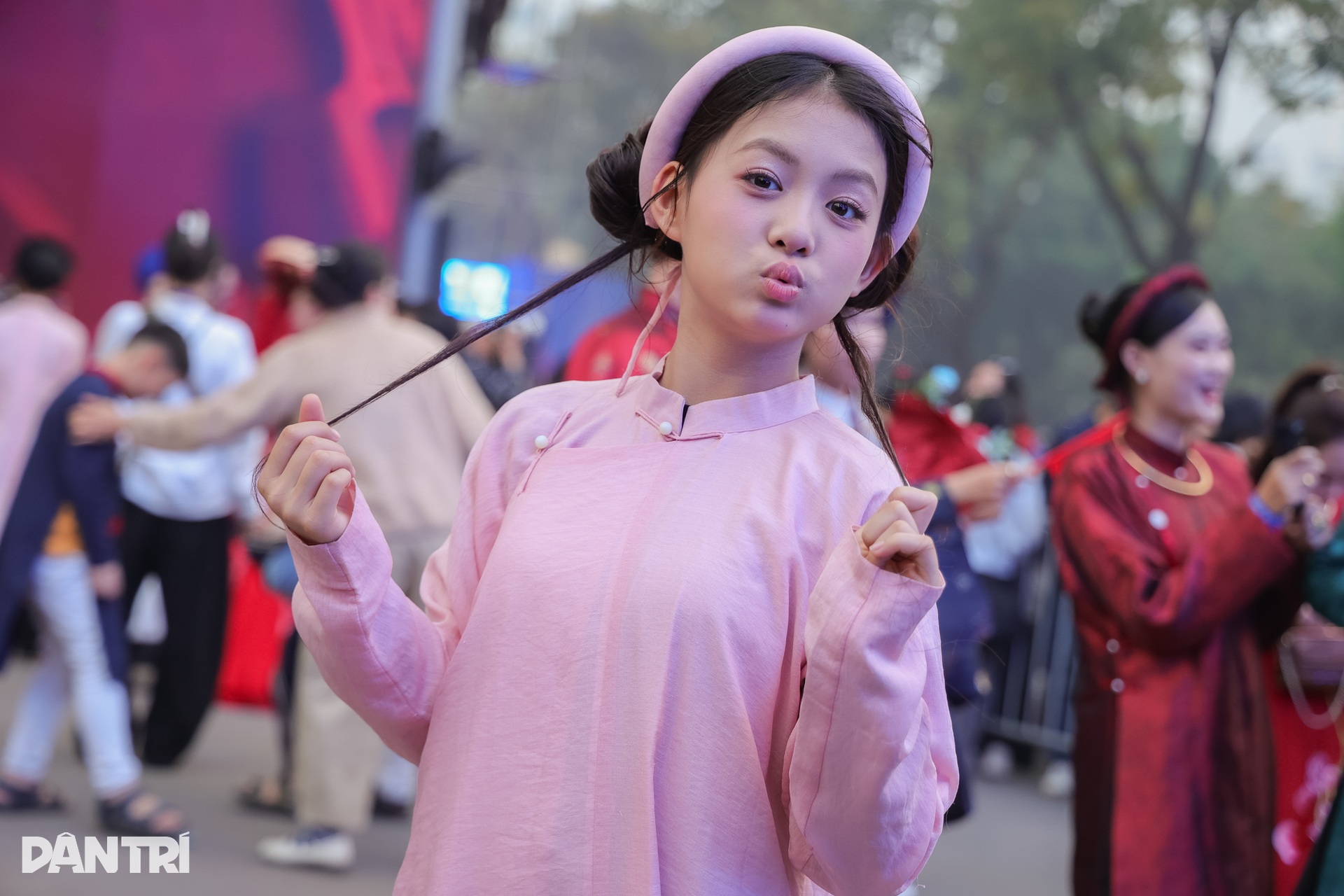 Lọ Lem xinh đẹp, khí chất như tiểu thư quyền quý trên phố đi bộ Hồ Gươm - 7 Lọ Lem xinh đẹp, khí chất như tiểu thư quyền quý trên phố đi bộ Hồ Gươm - 7