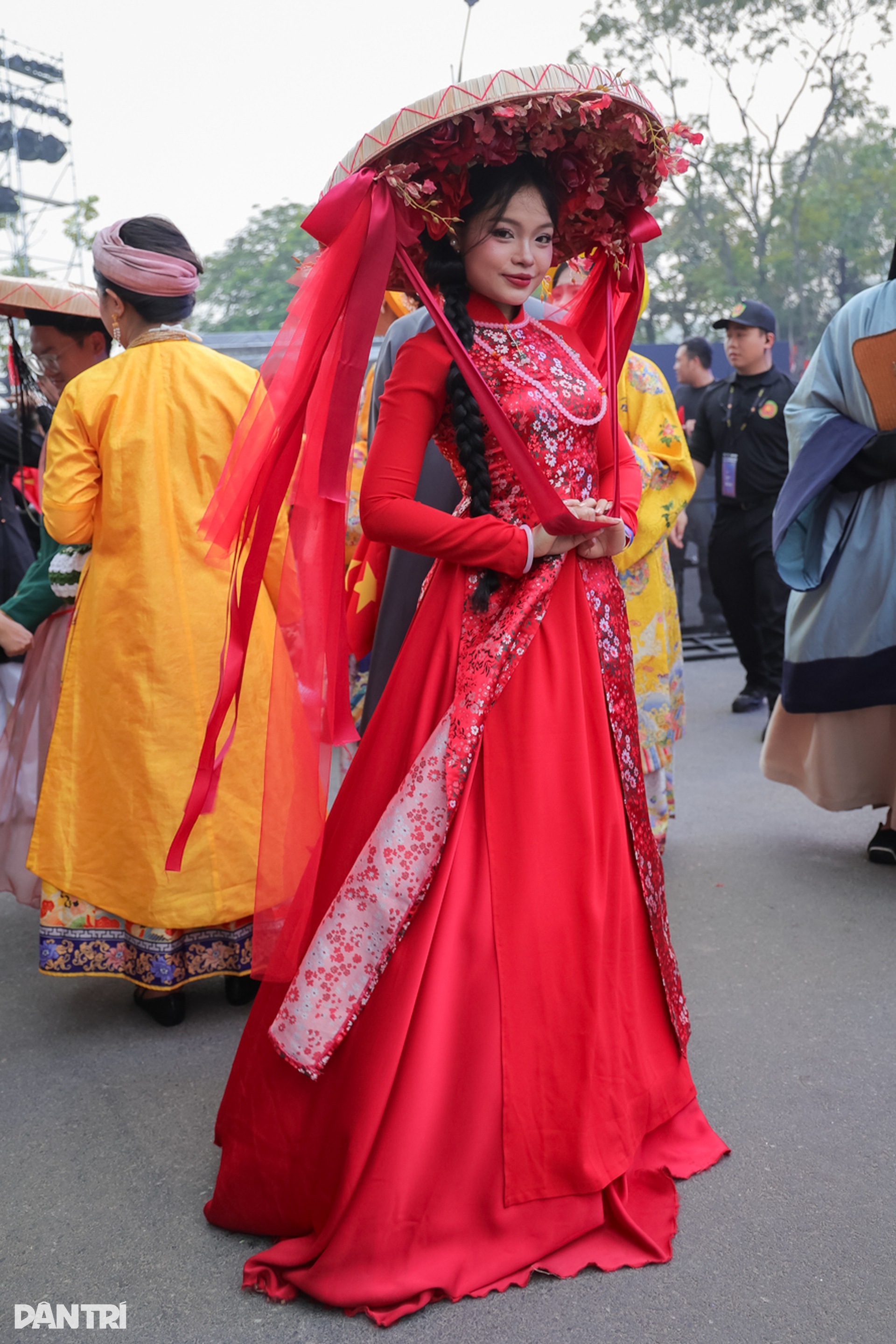 Lọ Lem xinh đẹp, khí chất như tiểu thư quyền quý trên phố đi bộ Hồ Gươm - 8 Lọ Lem xinh đẹp, khí chất như tiểu thư quyền quý trên phố đi bộ Hồ Gươm - 8