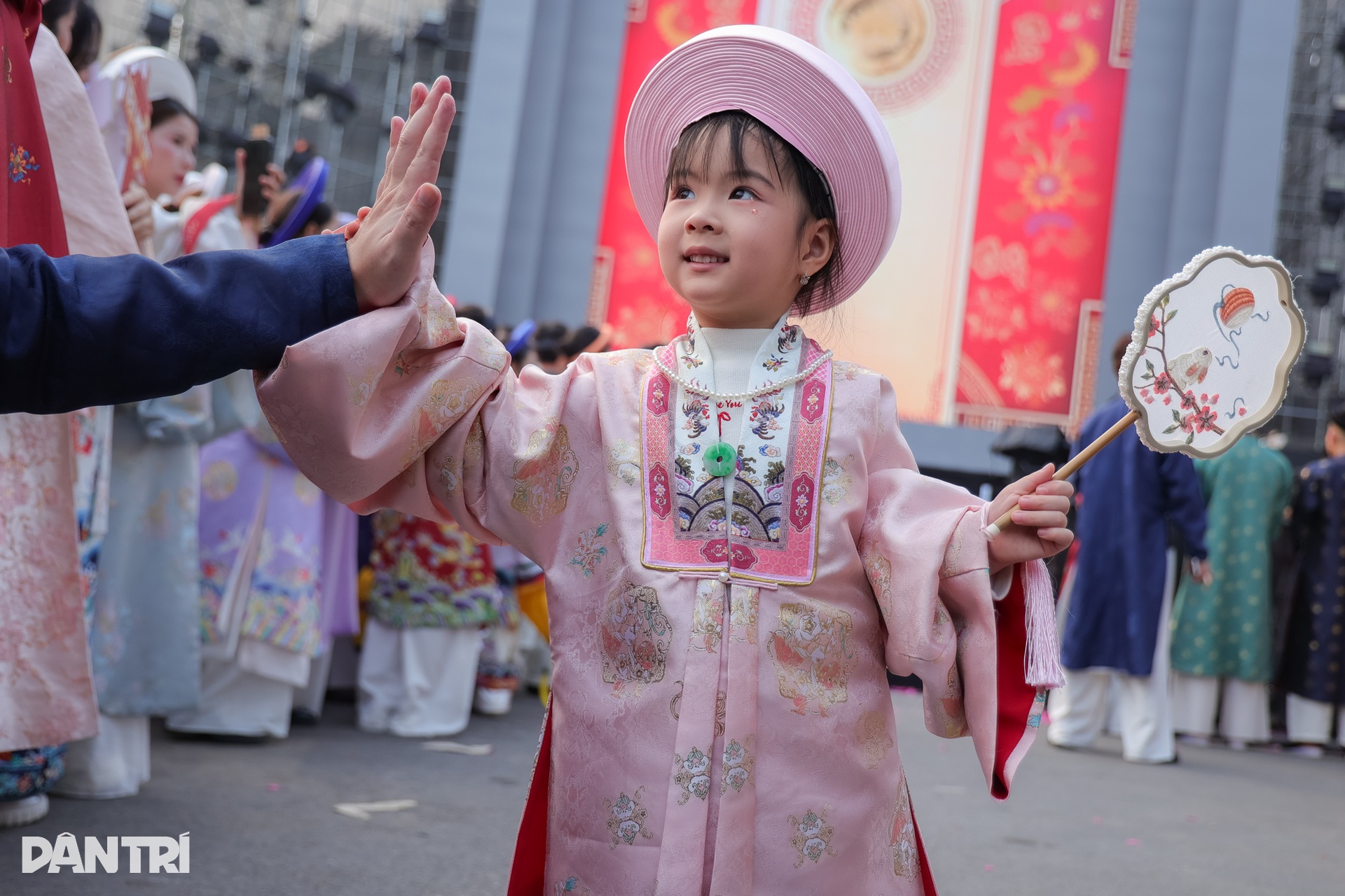 Lọ Lem xinh đẹp, khí chất như tiểu thư quyền quý trên phố đi bộ Hồ Gươm - 9 Lọ Lem xinh đẹp, khí chất như tiểu thư quyền quý trên phố đi bộ Hồ Gươm - 9