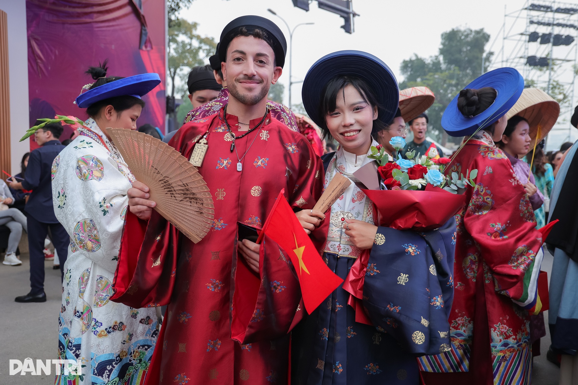 Lọ Lem xinh đẹp, khí chất như tiểu thư quyền quý trên phố đi bộ Hồ Gươm - 10 Lọ Lem xinh đẹp, khí chất như tiểu thư quyền quý trên phố đi bộ Hồ Gươm - 10