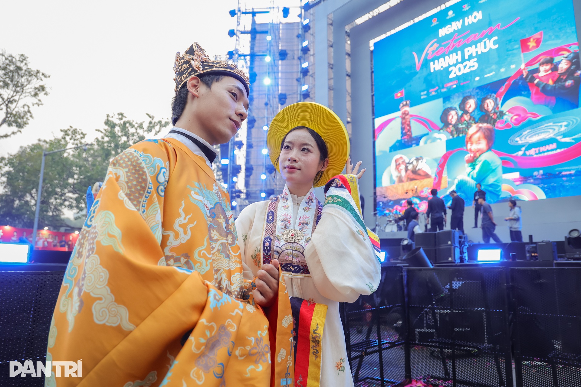 Lọ Lem xinh đẹp, khí chất như tiểu thư quyền quý trên phố đi bộ Hồ Gươm - 13 Lọ Lem xinh đẹp, khí chất như tiểu thư quyền quý trên phố đi bộ Hồ Gươm - 13