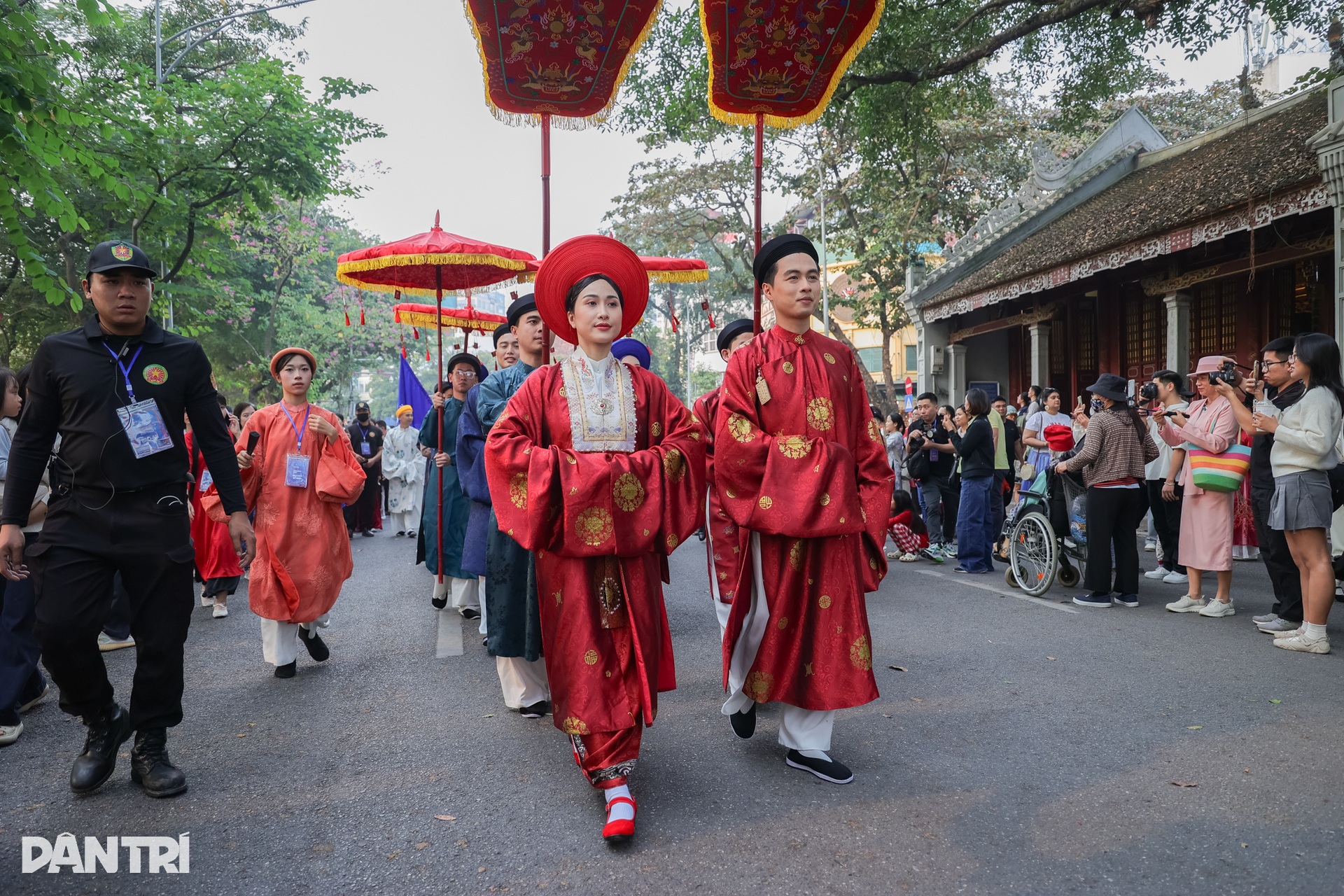 Lọ Lem xinh đẹp, khí chất như tiểu thư quyền quý trên phố đi bộ Hồ Gươm - 12 Lọ Lem xinh đẹp, khí chất như tiểu thư quyền quý trên phố đi bộ Hồ Gươm - 12