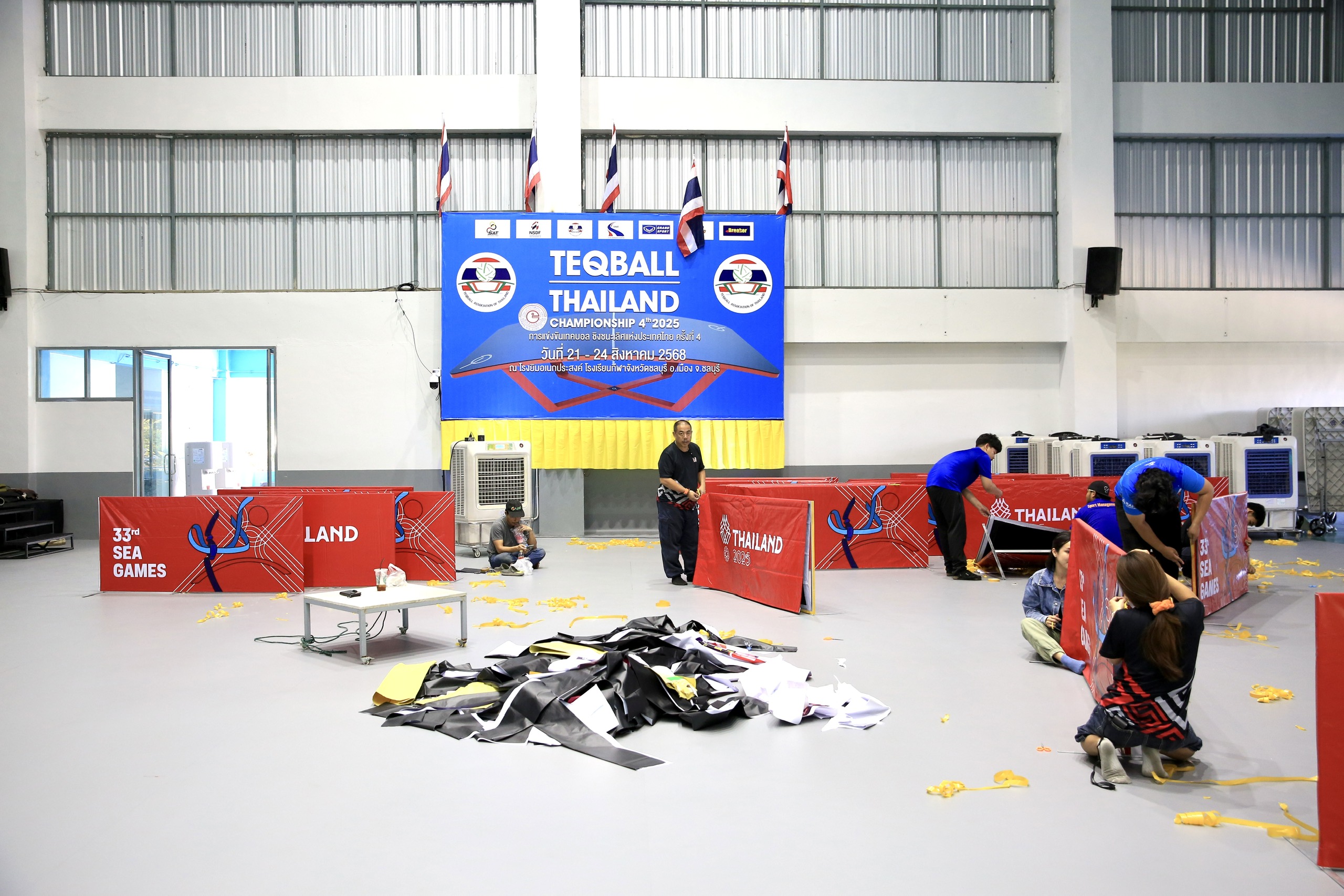 Ngổn ngang nhà thi đấu cử tạ và teqball trước giờ khởi tranh SEA Games 33- Ảnh 4. Ngổn ngang nhà thi đấu cử tạ và teqball trước giờ khởi tranh SEA Games 33- Ảnh 4.