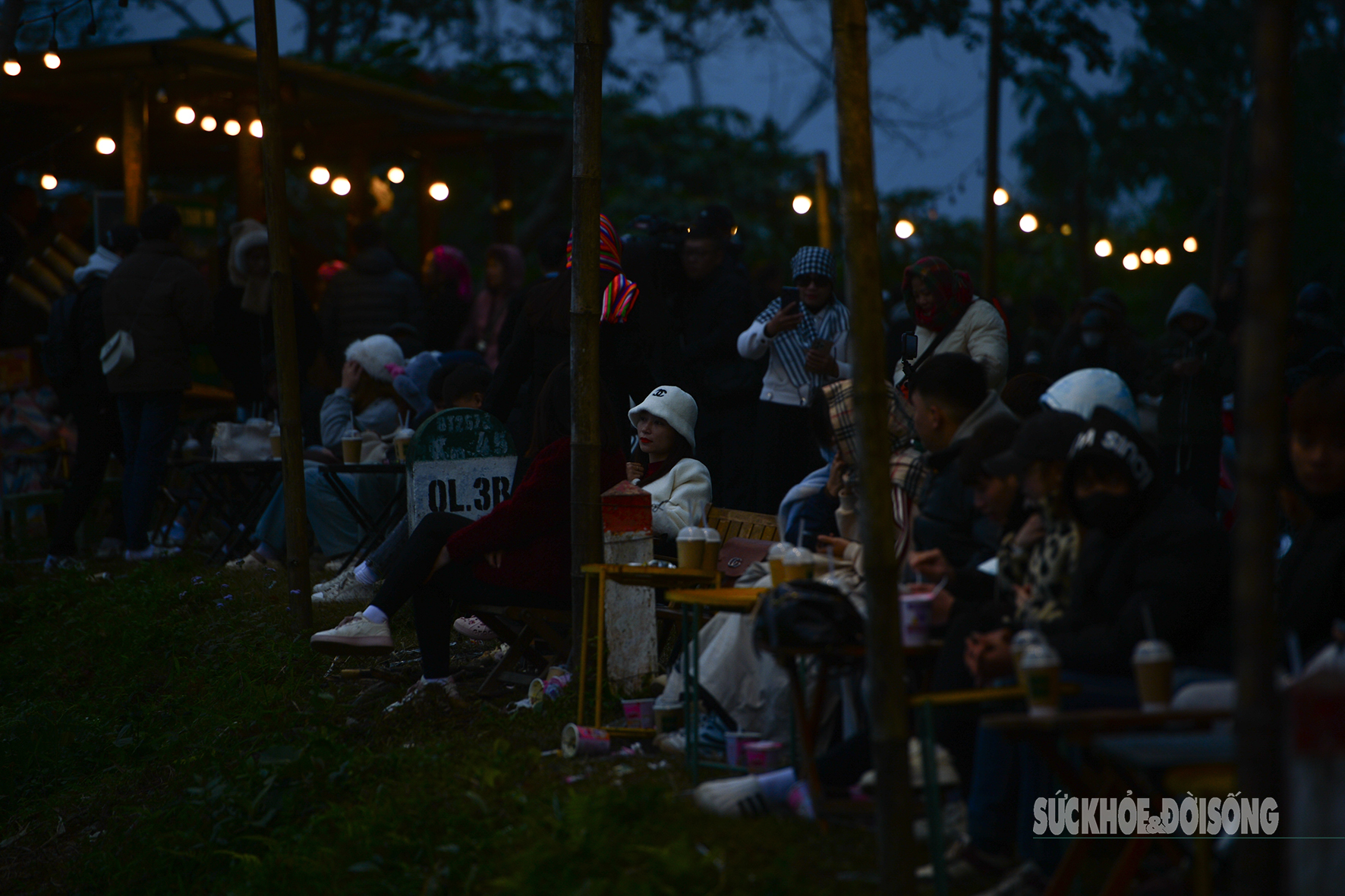 Theo chân giới trẻ lên Đồn Đèn đón bình minh và săn biển mây tuyệt đẹp 4 Tại điểm săn mây, hàng chục bạn trẻ đã có mặt từ rất sớm, ngồi dọc tuyến tỉnh lộ 257B, tay ôm ly cà phê nóng, kiên nhẫn đợi mặt trời xuất hiện.