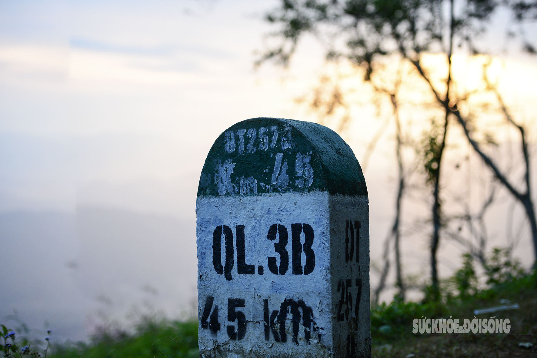 Theo chân giới trẻ lên Đồn Đèn đón bình minh và săn biển mây tuyệt đẹp 6 img src/upload/4-2025/images/2025-12-07/1765073707-theo-chan-gioi-tre-len-don-den-don-binh-minh-va-san-bien-may-tuyet-dep-1-3759-width1960height2940.jpg width660 /
