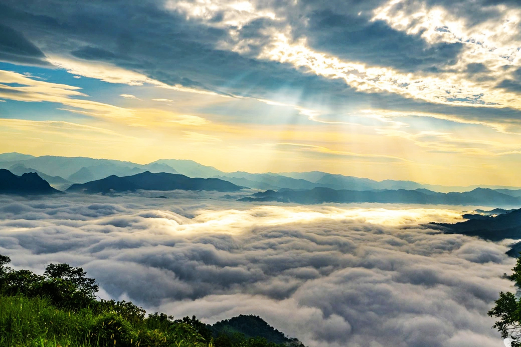 Theo chân giới trẻ lên Đồn Đèn đón bình minh và săn biển mây tuyệt đẹp 13 Biển mây trong ánh bình minh đẹp như một bức tranh. (ảnh: