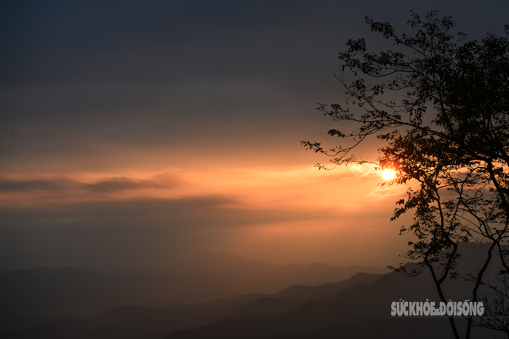 Theo chân giới trẻ lên Đồn Đèn đón bình minh và săn biển mây tuyệt đẹp 14 Khoảnh khắc mặt trời dần ló lên sau tầng mây, nhuộm cam cả thung lũng dưới chân đỉnh Đồn Đèn.