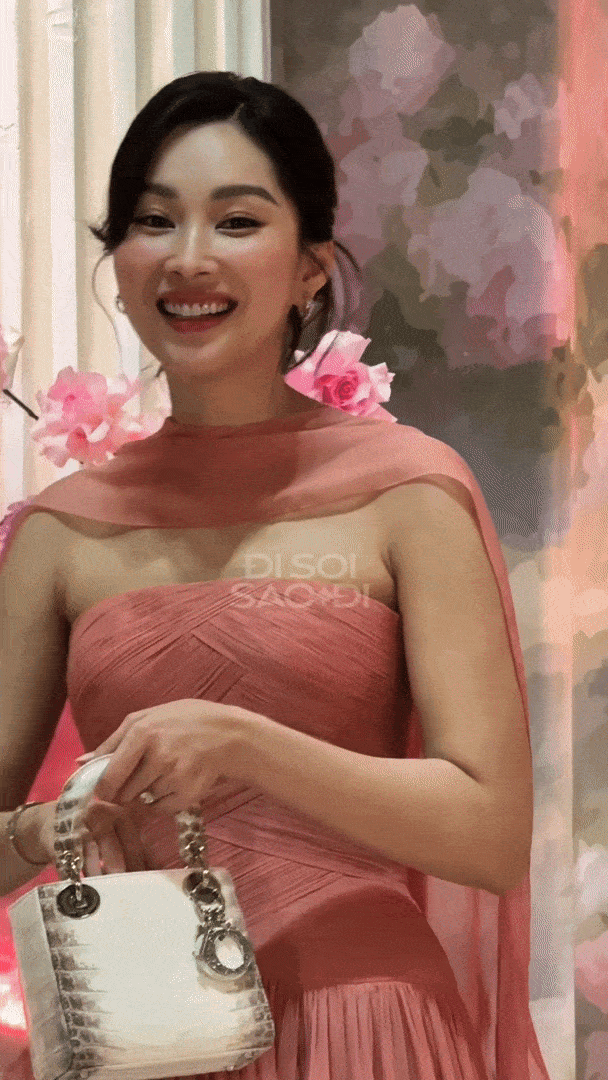 Đặng Thu Thảo hiếm hoi lộ diện trong đám cưới Tiên Nguyễn: Nhan sắc này xứng danh Đặng Thu Thảo hiếm hoi lộ diện trong đám cưới Tiên Nguyễn: Nhan sắc này xứng danh