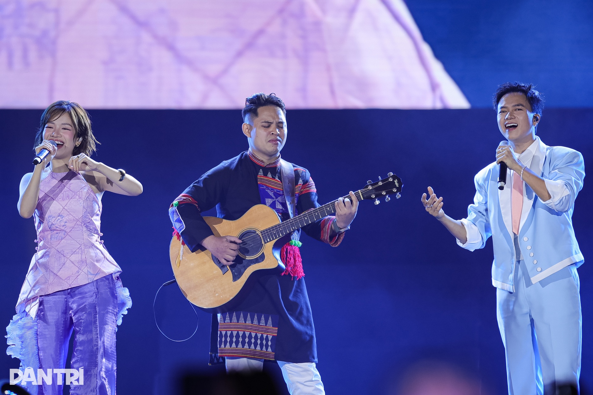 Bùi Công Nam và Lâm Bảo Ngọc đọ chất giọng cao vút - 2 Bùi Công Nam và Lâm Bảo Ngọc đọ chất giọng cao vút - 2