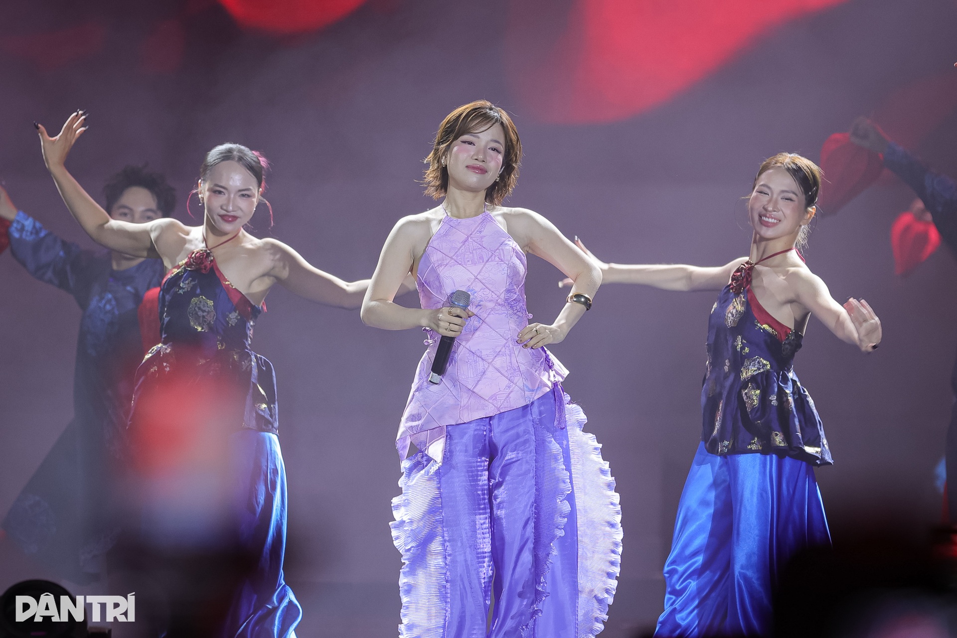 Bùi Công Nam và Lâm Bảo Ngọc đọ chất giọng cao vút - 5 Bùi Công Nam và Lâm Bảo Ngọc đọ chất giọng cao vút - 5