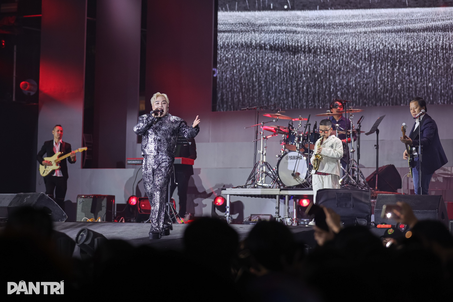 Bùi Công Nam và Lâm Bảo Ngọc đọ chất giọng cao vút - 9 Bùi Công Nam và Lâm Bảo Ngọc đọ chất giọng cao vút - 9