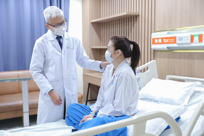 Bác sĩ Trông khám cho chị Như Nguyễn sau mổ. Ảnh: Bệnh viện cung cấp