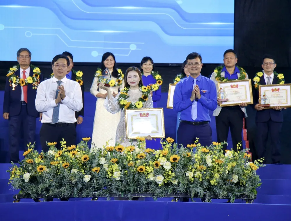 Ông Lê Quốc Phong, Ủy viên Trung ương Đảng, Phó Bí thư Thường trực Thành ủy TP.HCM (bìa trái) cùng anh Bùi Quang Huy, Uỷ viên dự khuyết Trung ương Đảng, Bí thư thứ nhất Trung ương Đoàn trao giải thưởng Tình nguyện Quốc gia cho ca sĩ Hòa Minzy. Ảnh: HN Tình nguyện Quốc gia (1).jpg