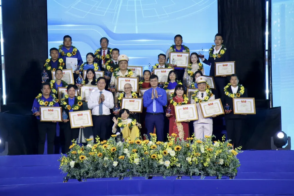 Ông Lê Quốc Phong, Ủy viên Trung ương Đảng, Phó Bí thư Thường trực Thành ủy TP.HCM cùng anh Bùi Quang Huy, Uỷ viên dự khuyết Trung ương Đảng, Bí thư thứ nhất Trung ương Đoàn chụp hình lưu niệm cùng các tác giả đạt giải. Ảnh: HN Tình nguyện Quốc gia (3).jpg