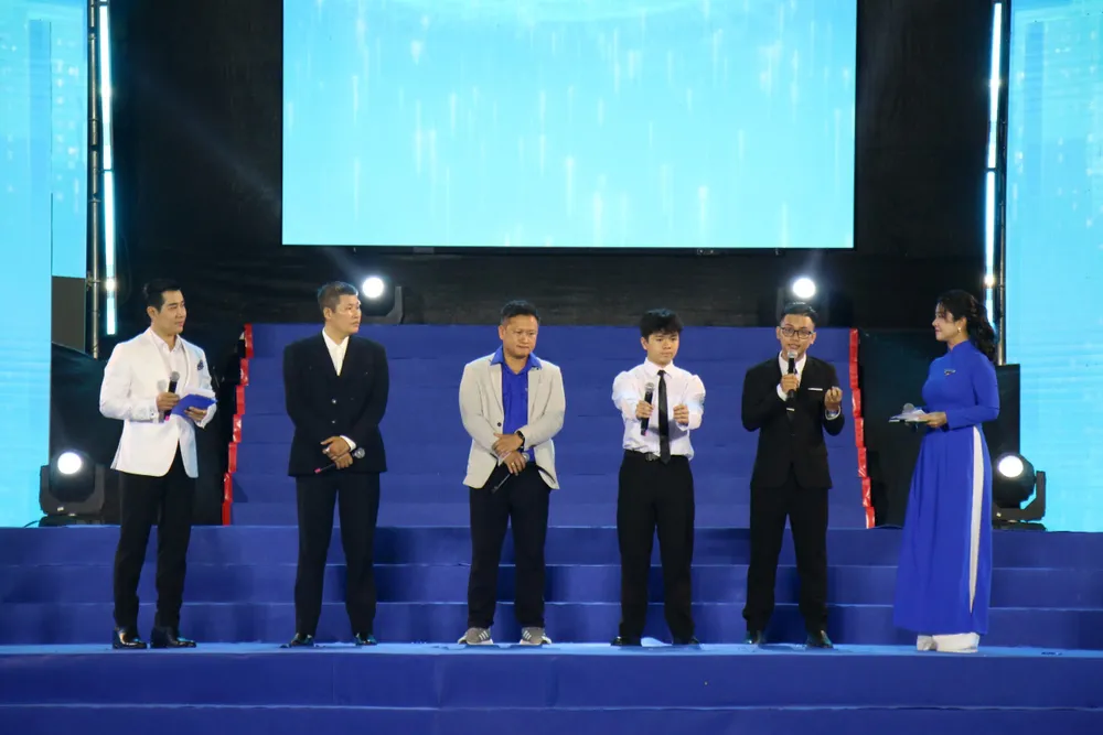 Các gương đạt giải giao lưu tại chương trình. Ảnh: HN Tình nguyện Quốc gia.jpg