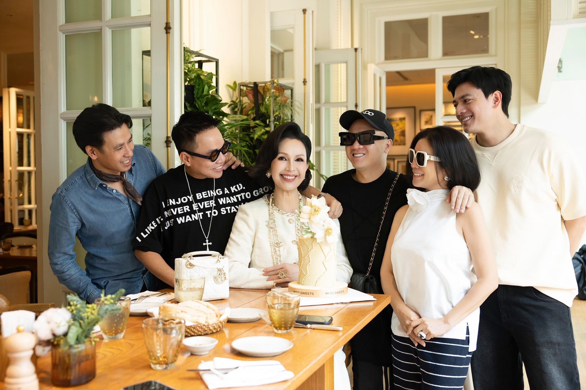 Nữ hoàng ảnh lịch Diễm My: Trẻ đẹp nhờ lạc quan, 31 năm chồng cưng chiều - 2 Nữ hoàng ảnh lịch Diễm My: Trẻ đẹp nhờ lạc quan, 31 năm chồng cưng chiều - 2