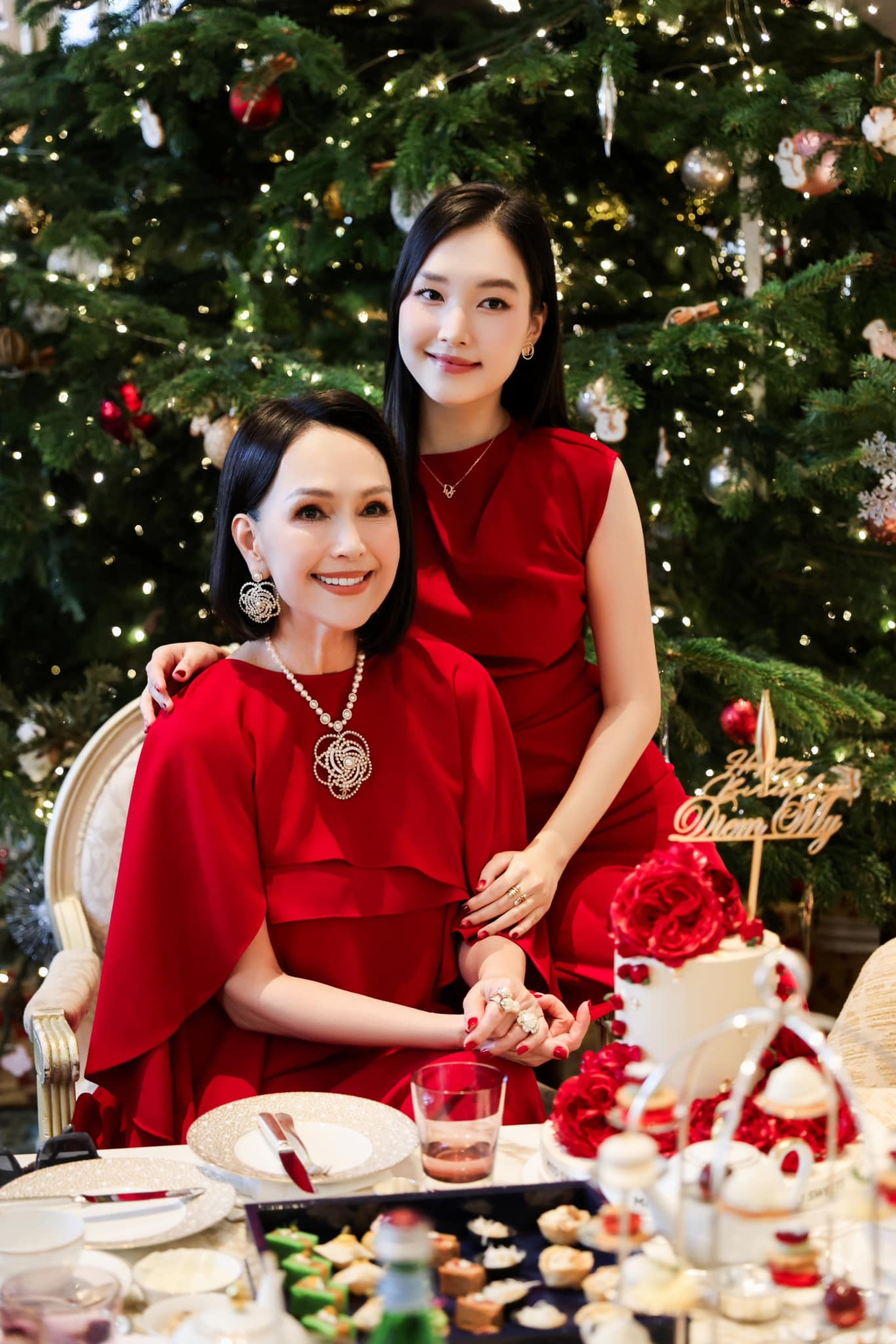 Nữ hoàng ảnh lịch Diễm My: Trẻ đẹp nhờ lạc quan, 31 năm chồng cưng chiều - 5 Nữ hoàng ảnh lịch Diễm My: Trẻ đẹp nhờ lạc quan, 31 năm chồng cưng chiều - 5