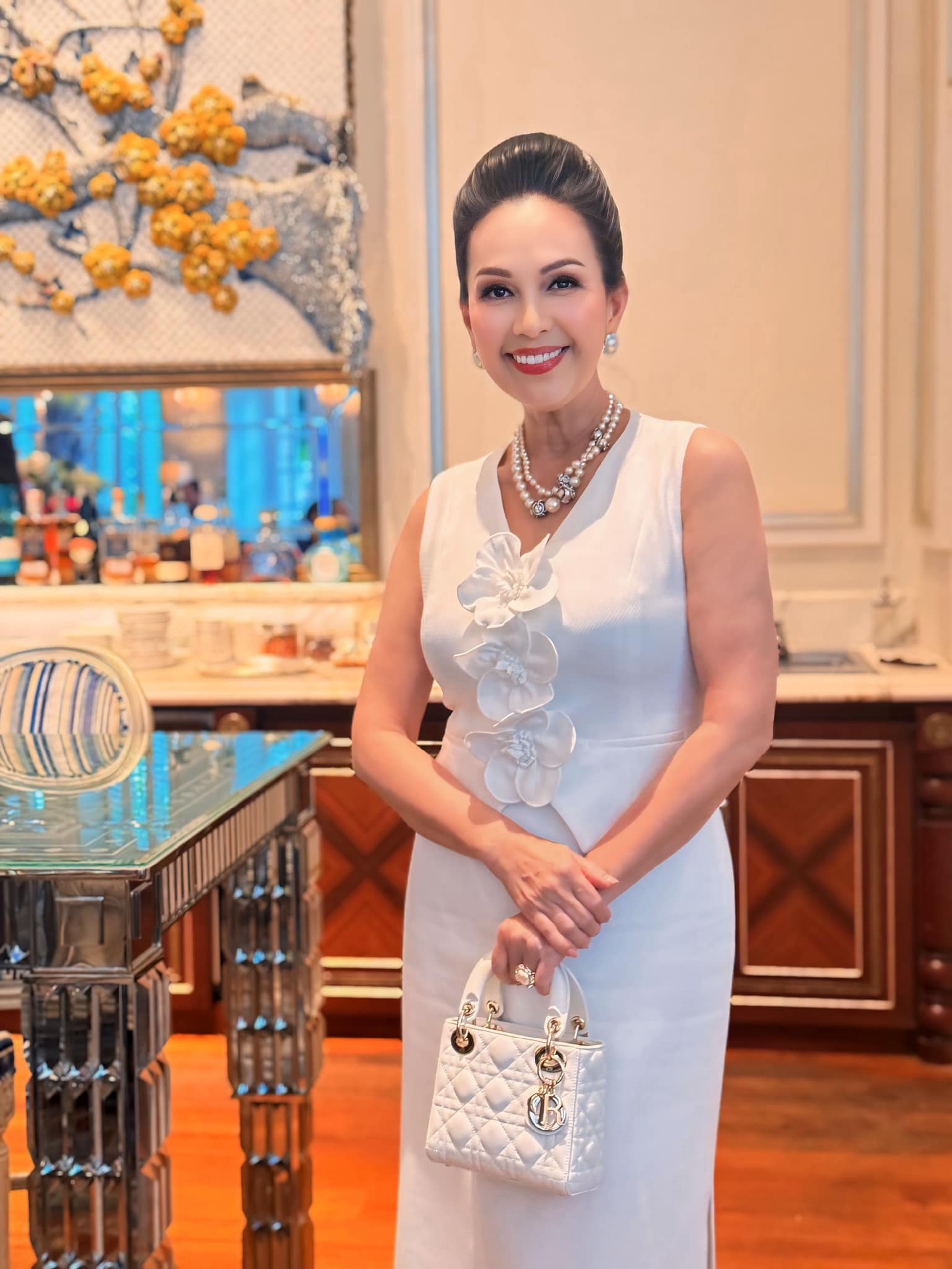 Nữ hoàng ảnh lịch Diễm My: Trẻ đẹp nhờ lạc quan, 31 năm chồng cưng chiều - 7 Nữ hoàng ảnh lịch Diễm My: Trẻ đẹp nhờ lạc quan, 31 năm chồng cưng chiều - 7