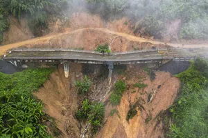 Cận cảnh cây cầu bị xô nghiêng trên đường Hồ Chí Minh sau trận mưa lịch sử