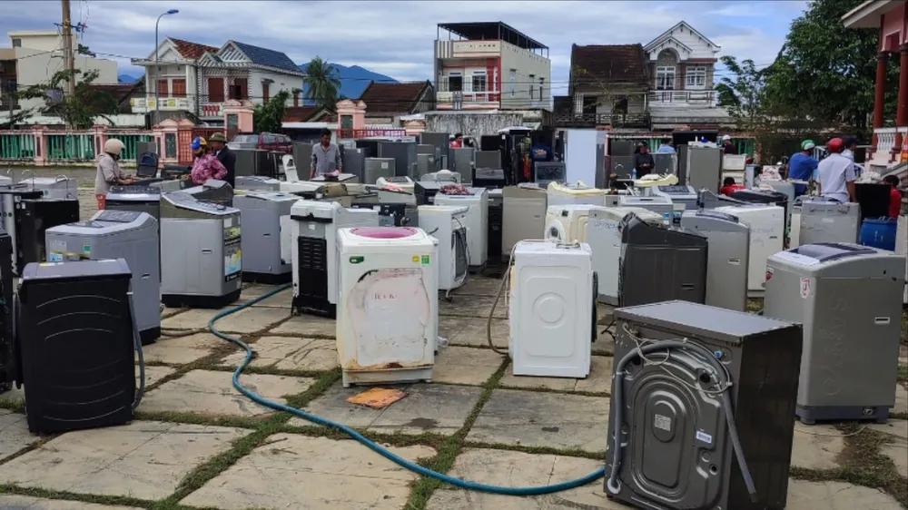 Rất nhiều tủ lạnh, máy quạt...bị hỏng sau đợt mưa lũ. Ảnh: L.S tình nguyện 004.jpg