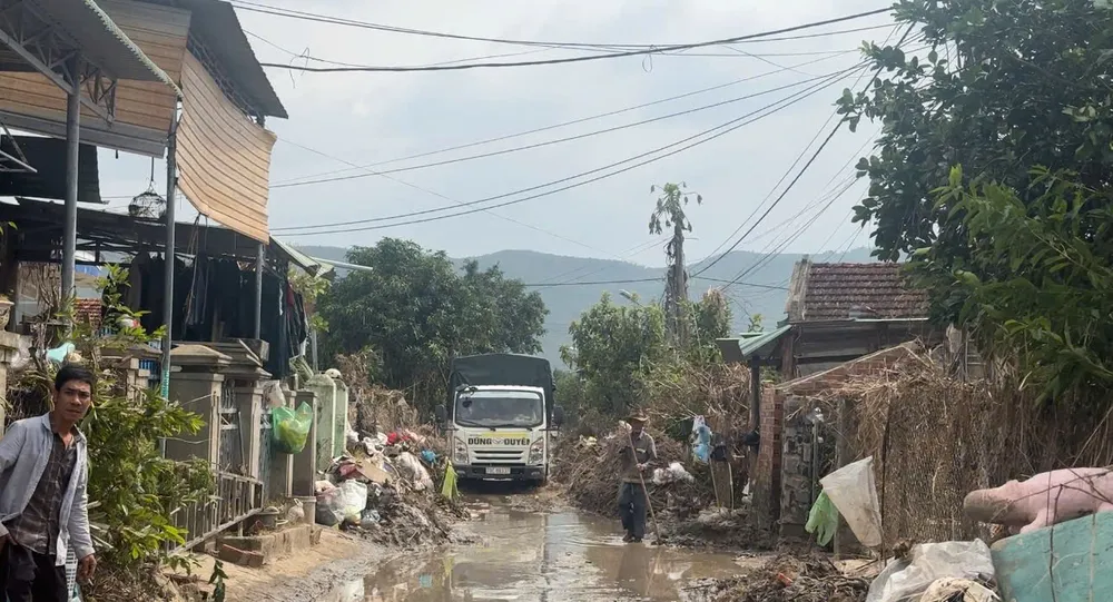 Cảnh tan hoang tại xã Sơn Hòa sau lũ. Ảnh: N.H Sơn Hòa.jpg